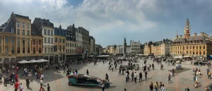 Place animée bordée de façades anciennes avec des passants.