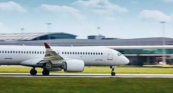 Avion de ligne sur une piste d’aéroport.