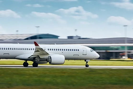 Avion de ligne sur une piste d’aéroport.