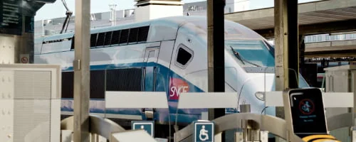 TGV SNCF à quai dans une gare.