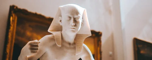 Statue de pharaon dans une salle de musée.